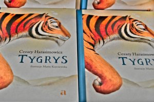 Na zdjęciu książki autora.