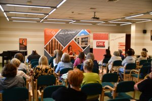 Zdjęcia przedstawiające panią Grażynę Plebanek oraz widzów spotkania.