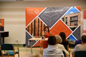 Zdjęcia przedstawiające panią Grażynę Plebanek oraz widzów spotkania.