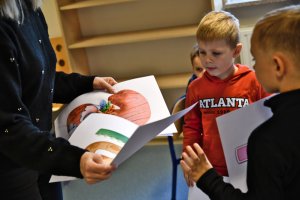 Na zdjęciu dzieci w czasie zajęć.