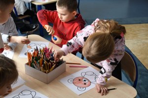 Na zdjęciu dzieci w czasie zajęć.