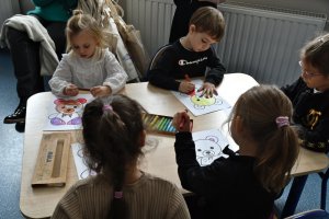 Na zdjęciu dzieci w czasie zajęć.