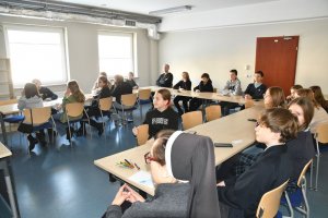 Na zdjęciu młodzież w czasie zajęć.