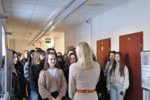 Na zdjęciu prezentująca wystawę Edyta Watras i uczestnicy spotkania.