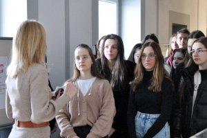 Na zdjęciu prezentująca wystawę Edyta Watras i uczestnicy spotkania.