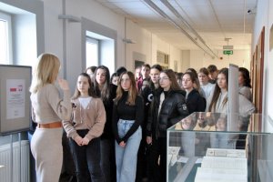 Na zdjęciu prezentująca wystawę Edyta Watras i uczestnicy spotkania.