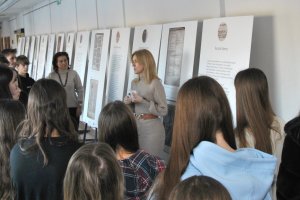 Na zdjęciu prezentująca wystawę Edyta Watras i uczestnicy spotkania.