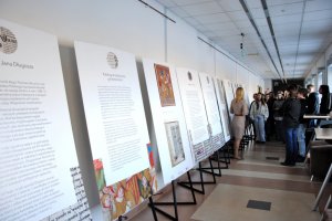 Na zdjęciu prezentująca wystawę Edyta Watras i uczestnicy spotkania.