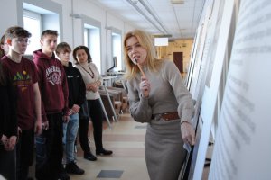 Na zdjęciu prezentująca wystawę Edyta Watras i uczestnicy spotkania.