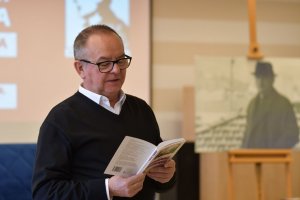 Na zdjęciu dyrektor biblioteki Andrzej Dąbrowski