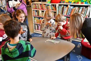 Na zdjęciu dzieci w czasie zajęć.