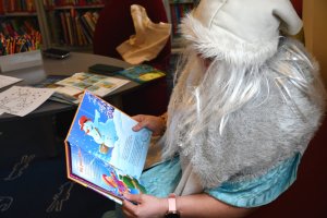 iNa zdjęciu dzieci w czasie zajęć.