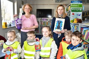 Na zdjęciu młodzi czytelnicy.