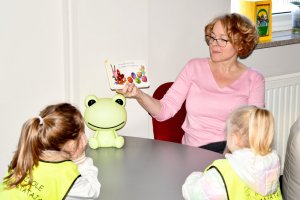 Na zdjęciu młodzi czytelnicy.