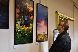 Na zdjęciu osoby odwiedzające wystawę.