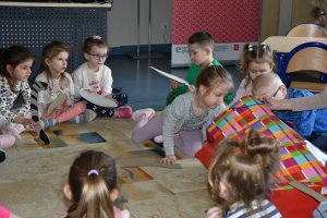 Na zdjęciu dzieci w czasie zajęć.