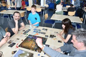 Na zdjęciu uczestnicy Wielkiego Boju Planszówkowego.