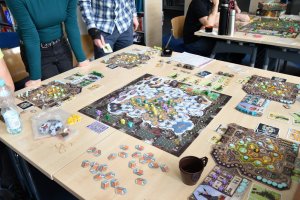 Na zdjęciu uczestnicy Wielkiego Boju Planszówkowego.