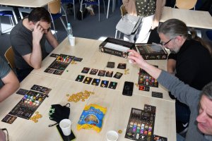 Na zdjęciu uczestnicy Wielkiego Boju Planszówkowego.