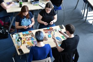 Na zdjęciu uczestnicy Wielkiego Boju Planszówkowego.