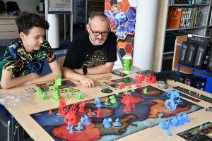 Na zdjęciu uczestnicy Wielkiego Boju Planszówkowego.