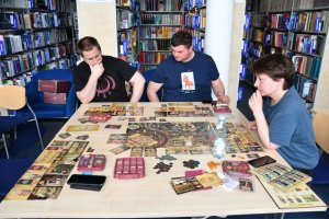 Na zdjęciu uczestnicy Wielkiego Boju Planszówkowego.