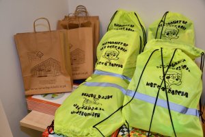 Na zdjęciu żółte worki z nieznaną zawartością.