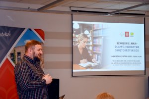 Na zdjęciu prowadzący szkolenie.