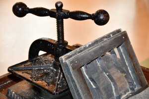 Na zdjęciu elementy warsztatu papierniczego.