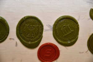 Na zdjęciu elementy warsztatu papierniczego.