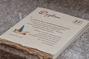 Na zdjęciu elementy warsztatu papierniczego.