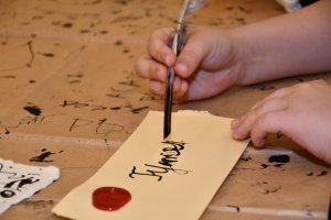 Na zdjęciu elementy warsztatu papierniczego.