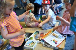 Na zdjęciu dzieci w czasie zajęć.