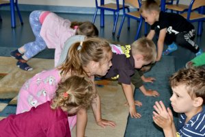 Na zdjęciu dzieci w czasie zajęć.