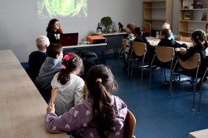 Na zdjęciu prowadząca spotkanie.