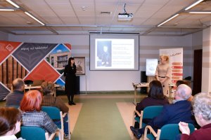 Na zdjęciu prowadząca spotkanie.