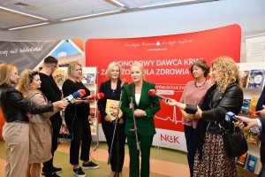 Marszałek Renata Janik i dyrektor biblioteki Agnieszka Kuś