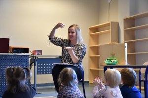 Na zdjęciu bibliotekarka prowadząca zajęcia.