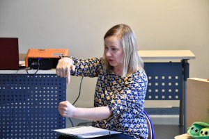 Na zdjęciu bibliotekarka prowadząca zajęcia.