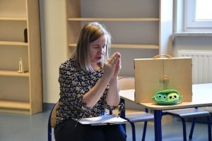 Na zdjęciu bibliotekarka prowadząca zajęcia.