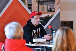 Na zdjęciu autor książki.