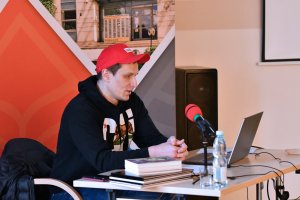 Na zdjęciu autor książki.