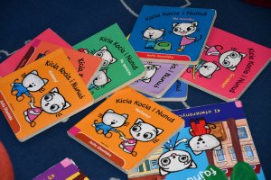 Na zdjęciu bibliotekarka prowadząca spotkanie.