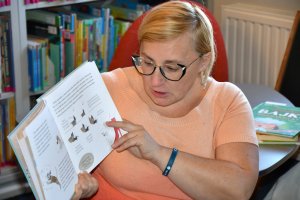 Na zdjęciu bibliotekarka prowadząca spotkanie.