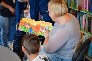 Na zdjęciu prowadząca spotkanie bibliotekarka.