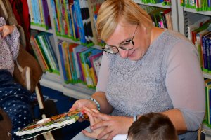 Na zdjęciu prowadząca spotkanie bibliotekarka.