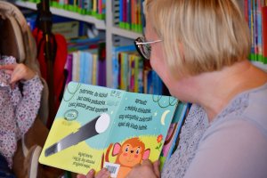 Na zdjęciu prowadząca spotkanie bibliotekarka.