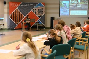 Na zdjęciu prowadząca spotkanie bibliotekarka.