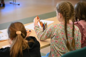 Na zdjęciu prowadząca spotkanie bibliotekarka.