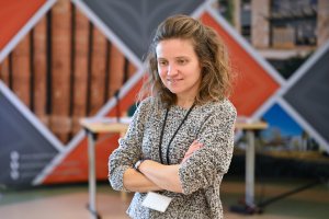 Na zdjęciu prowadząca spotkanie bibliotekarka.